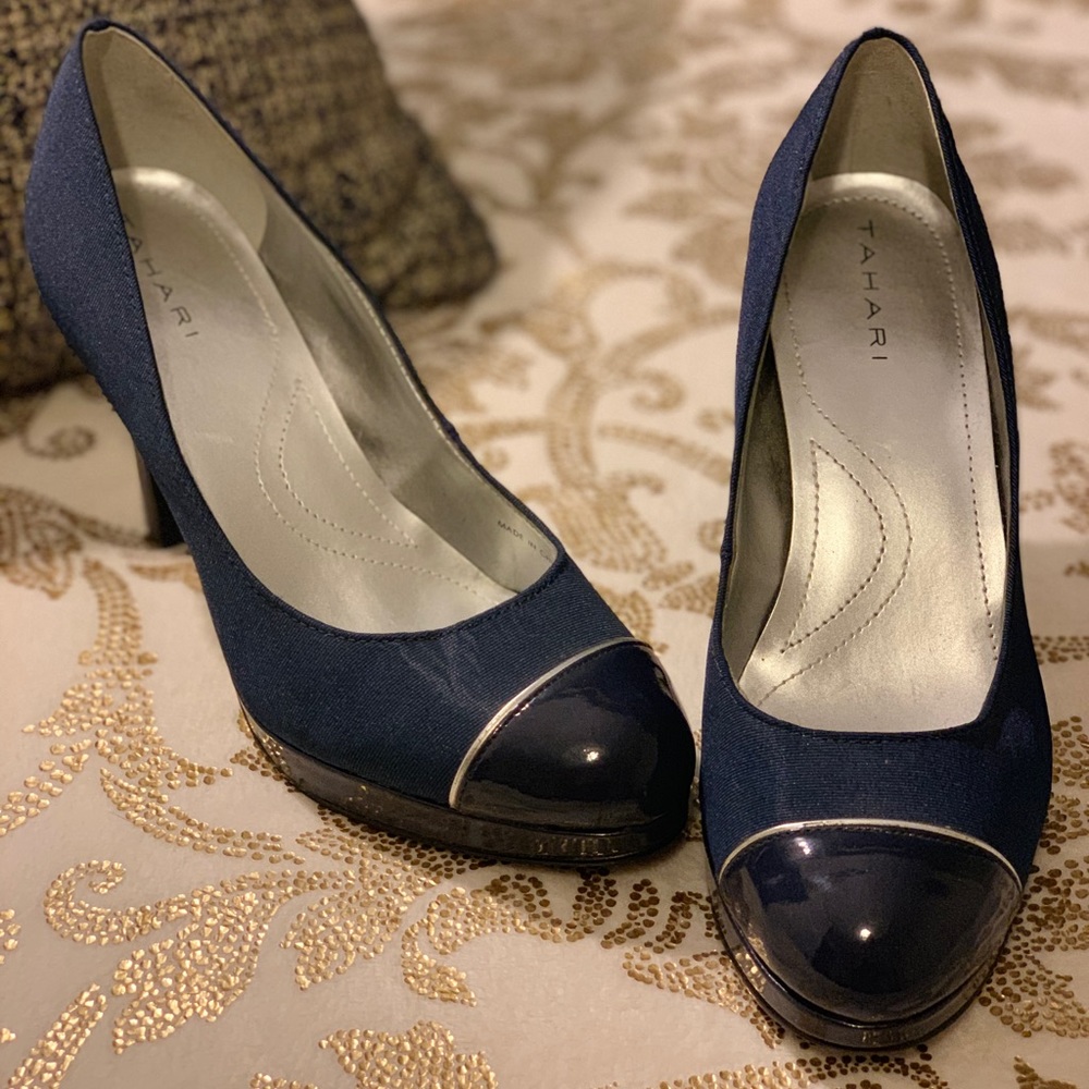 Tahari Laurie 7M Navy Round Toe Heels